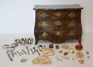 1960-0282-KPO-16-20 I.jpg; 1960-0282-KPO/16-20/a; Commode uit de salon van het grote poppenhuis.; miniaturen